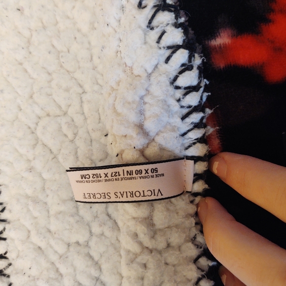 Victoria's Secret floral sherpa blanket & slippers - Picture 6 of 10